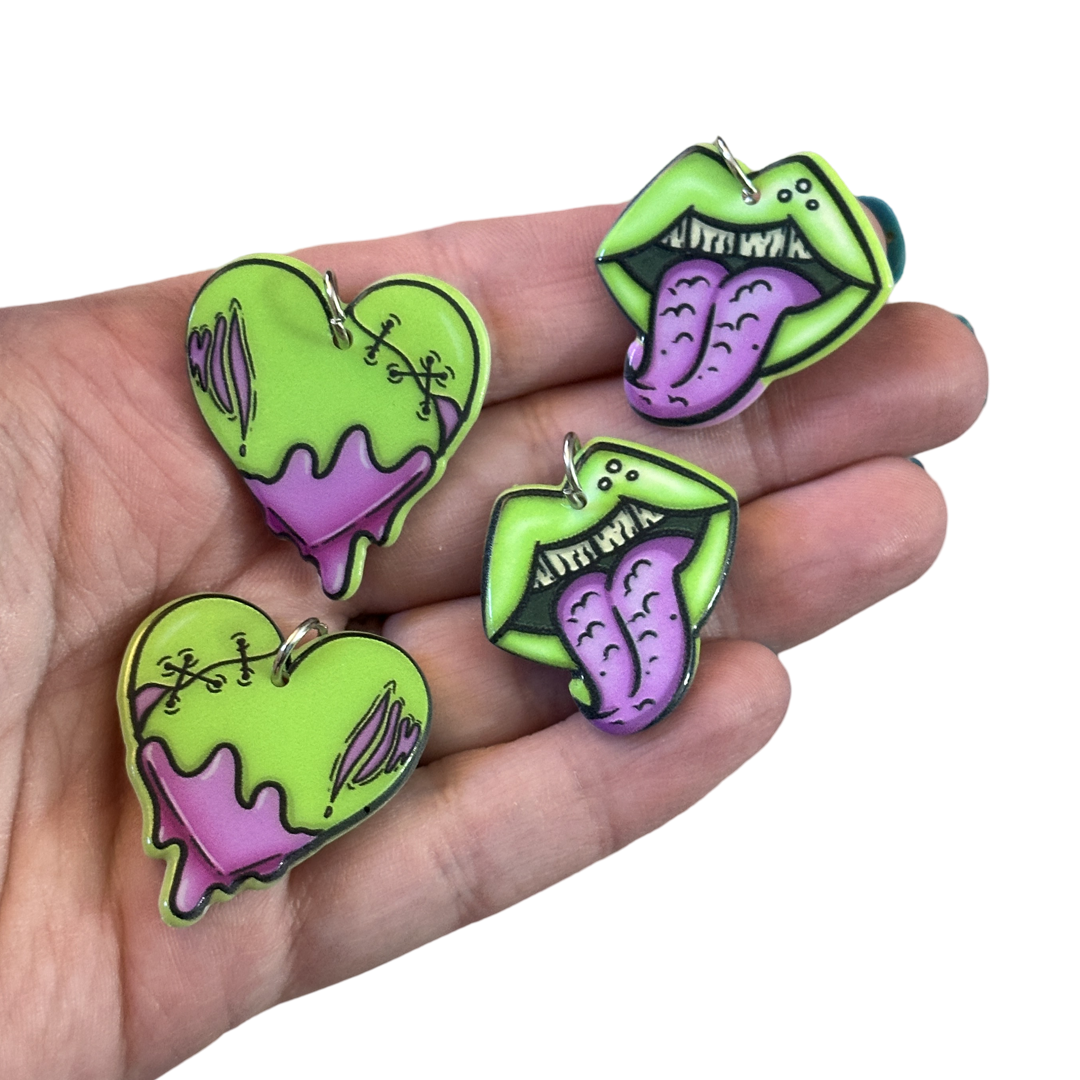 4pcs Green Zombie lips & hearts charms